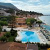 Vista dall'alto di una piscina e spiaggia adiacente.