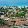 Veduta aerea di un complesso turistico vicino al mare.