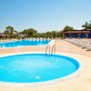 Grandi e piccole piscine all'aperto.
