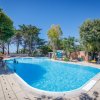 Piscina all'aperto circondata da alberi.