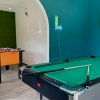 Sala giochi con tavolo da biliardo e calciobalilla.
