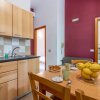 Cucina con tavolo da pranzo e frutta.